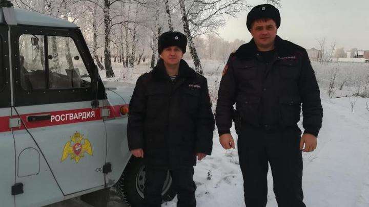 Барнаульские росгвардейцы помогли тушить пожар в многоквартирном доме Фото №1