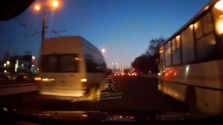 Появилось видео, где алтайский «гонщик» на маршрутке въезжает в автобус Фото №1