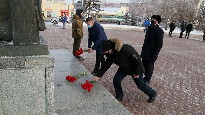 Виктор Томенко возложил цветы к Мемориалу в День Неизвестного Солдата Фото №1