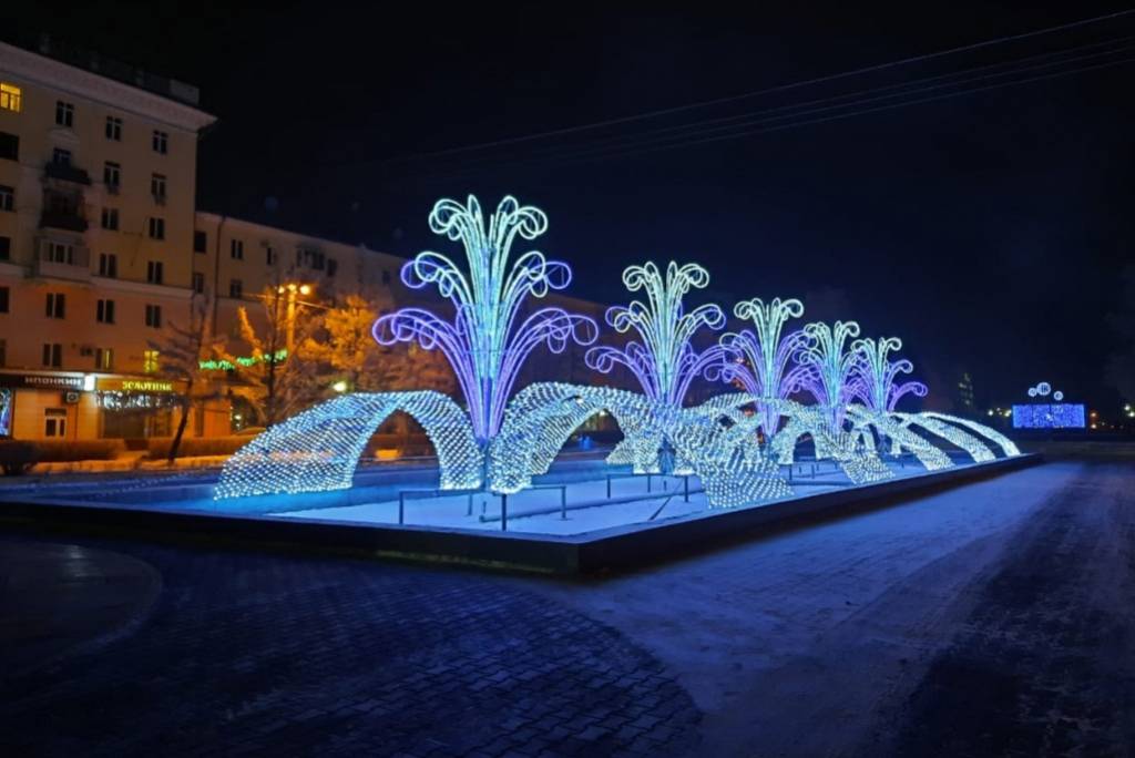 Улицы Барнаула начали украшать к Новому году Фото №4