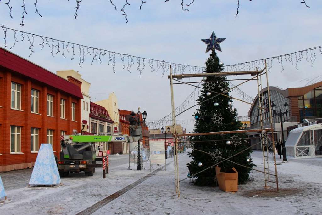 Новогодний городок обустраивают на Мало-Тобольской в Барнауле Фото №1