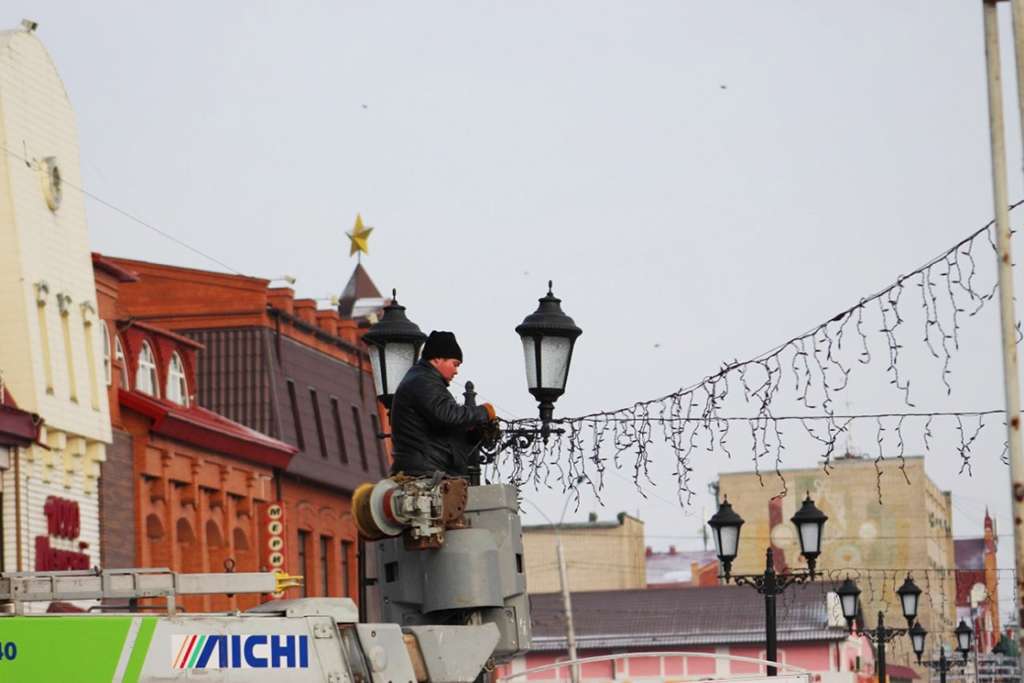 Новогодний городок обустраивают на Мало-Тобольской в Барнауле Фото №2