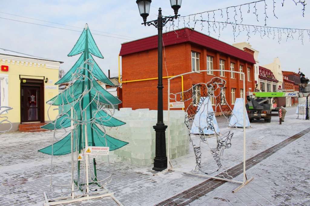 Новогодний городок обустраивают на Мало-Тобольской в Барнауле Фото №3