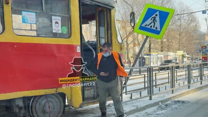 В Барнауле трамвай сошел с рельсов и сбил дорожный знак Фото №1