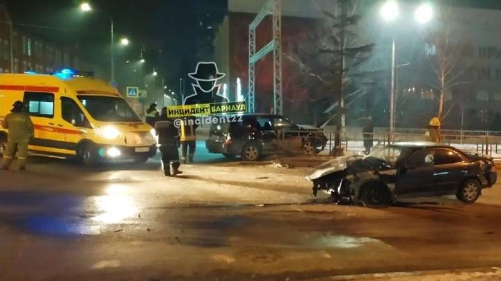 Иномарка в Барнауле влетела в другое авто, затем в светофор Фото №1