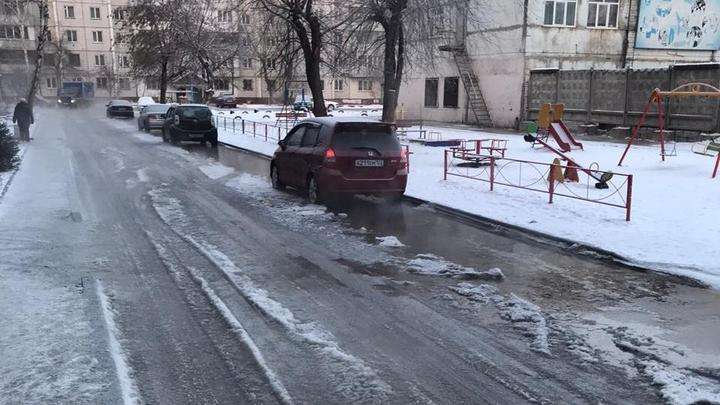 В Барнауле начали устранять коммунальную аварию возле детского сада Фото №1