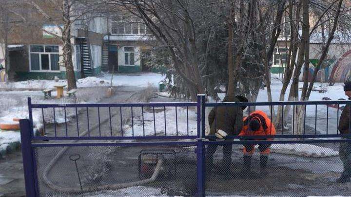В Барнауле начали устранять коммунальную аварию возле детского сада Фото №2
