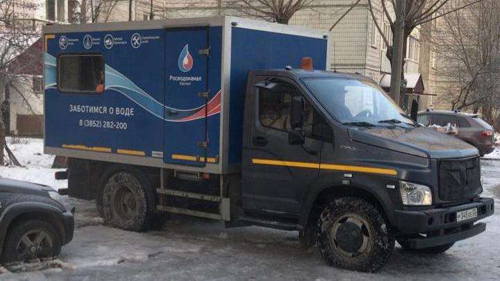 В Барнауле начали устранять коммунальную аварию возле детского сада Фото №3