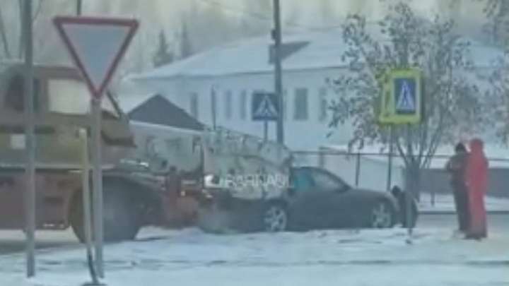 Рабочая техника въехала в Porsche в Барнауле Фото №1