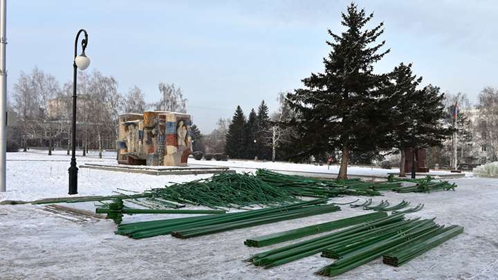 Главную новогоднюю ёлку Алтайского края устанавливают в Барнауле Фото №1
