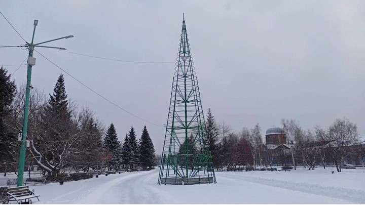 В Бийске начался монтаж искусственной ели Фото №1