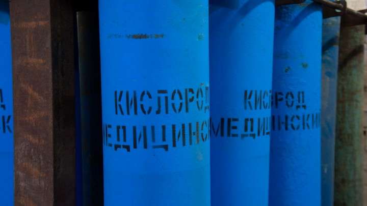 500 баллонов с медицинским кислородом для госпиталей ежедневно производят в Алтайском крае Фото №1