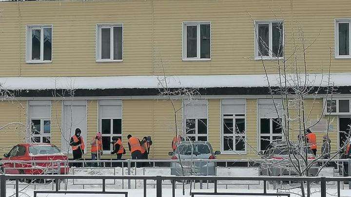 В Барнауле к уборке тротуаров от снега и наледи привлекли осужденных Фото №1