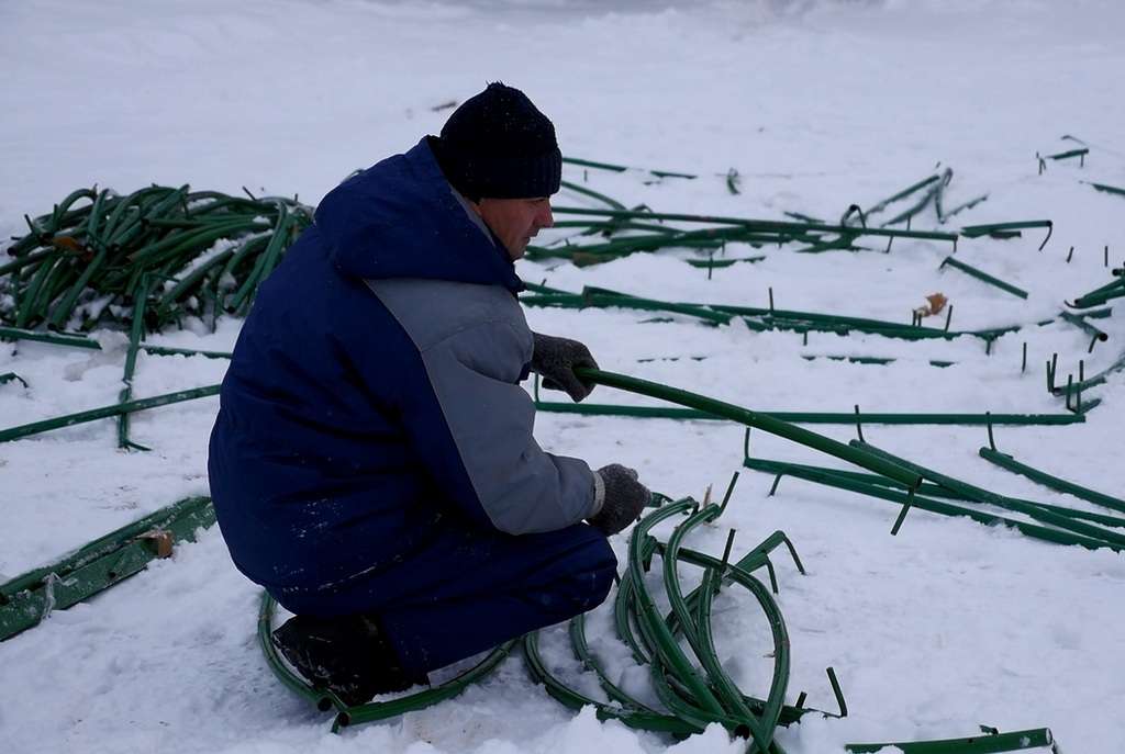 В центре Барнаула завершается сборка конструкции главной ели Фото №3