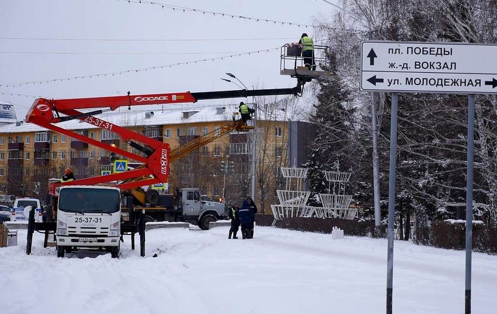 В центре Барнаула завершается сборка конструкции главной ели Фото №4
