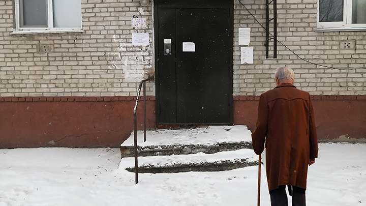 Полтора года алтайский ветеран ждал, пока управляющая компания сделает перила Фото №1