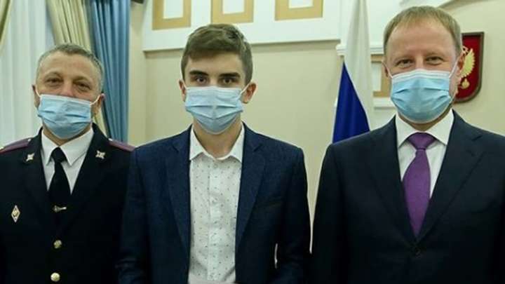 Виктор Томенко вручил паспорта юным жителям Алтайского края и медали волонтерам Фото №1