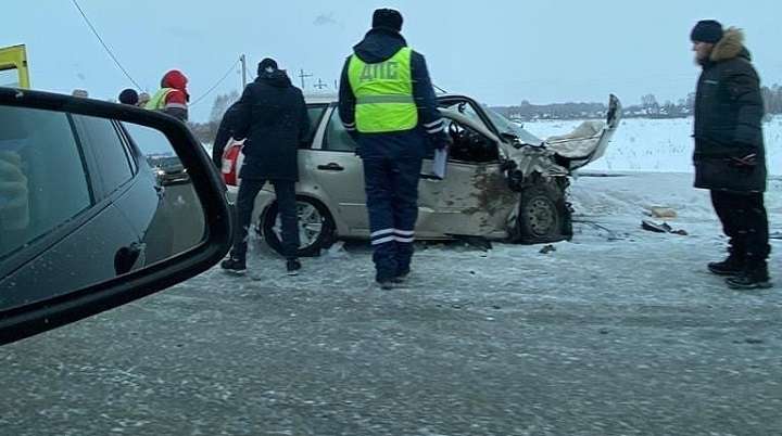 На алтайской трассе после столкновения один из автомобилей оказался в кювете Фото №1