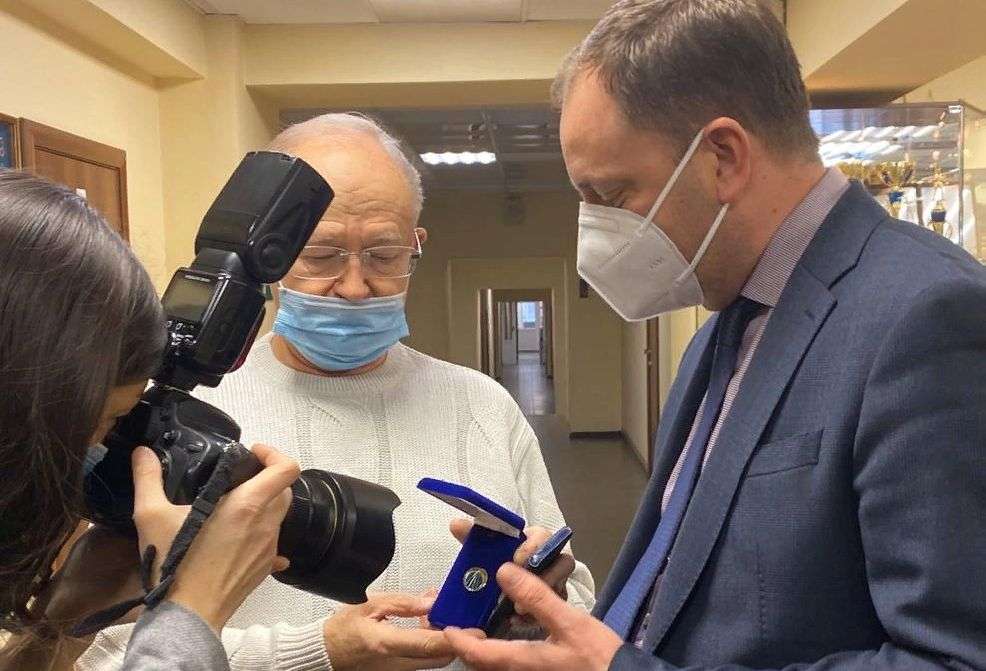 Уникальная выставка медалей и значков открылась в Алтайском филиале «Россети Сибирь» Фото №1