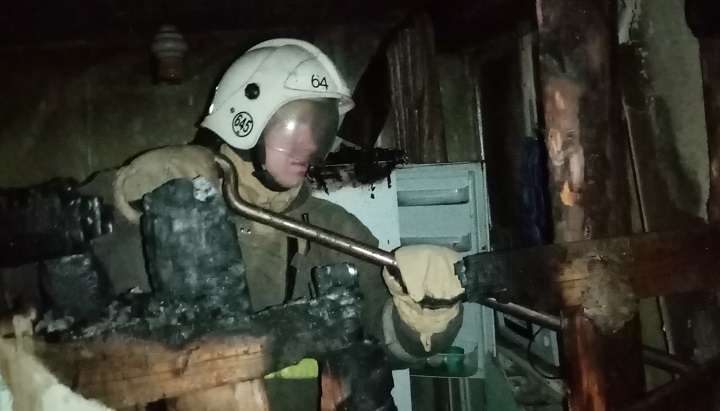 Алтайские пожарные эвакуировали из многоэтажного дома 18 жителей Фото №1