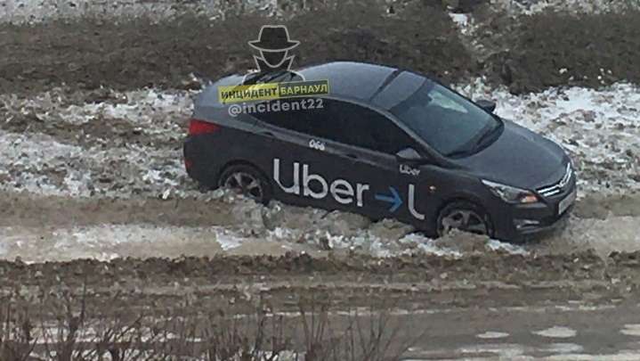 В Барнауле на Павловском тракте такси вылетело в сугроб Фото №1