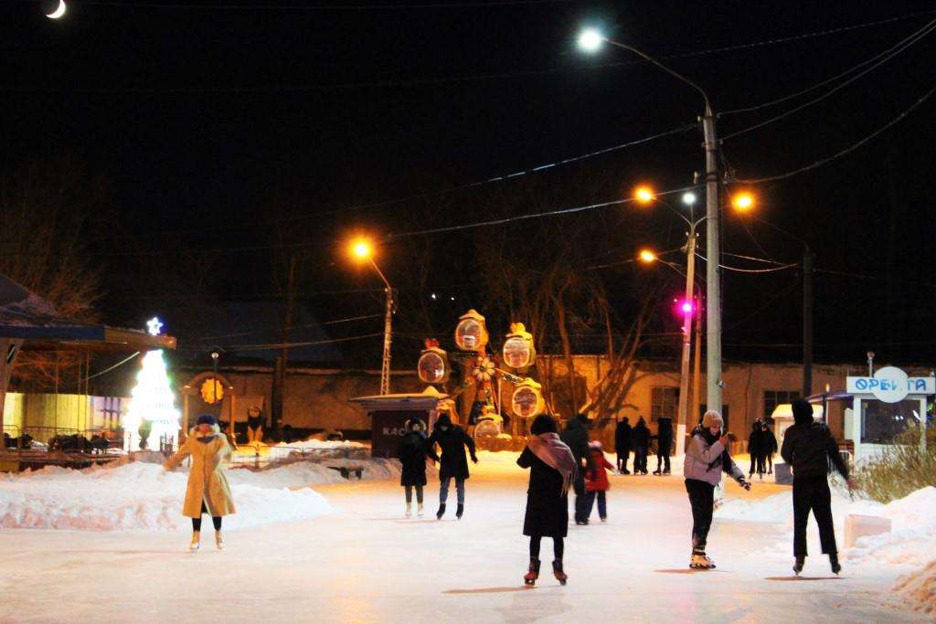 Снежный городок открылся на Мало-Тобольской в Барнауле Фото №3