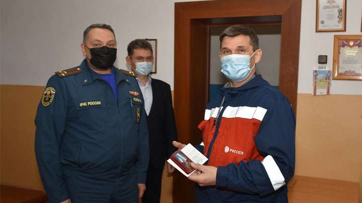 Сотрудники Алтайского филиала Россети Сибирь получили награды от МЧС за спасение ребенка Фото №2