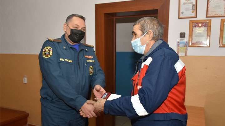 Сотрудники Алтайского филиала Россети Сибирь получили награды от МЧС за спасение ребенка Фото №3