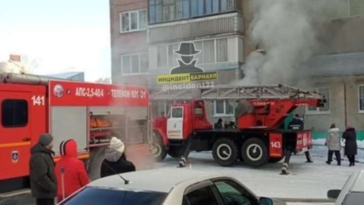 Серьезный пожар произошел в подвале многоэтажного дома в Барнауле Фото №1