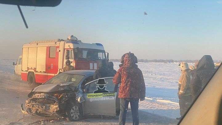 На алтайской трассе в жестком ДТП смяло две иномарки Фото №1