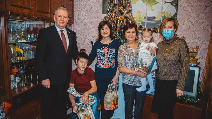 Иван Лоор вручил каменскому школьнику подарок во время «Елки желаний» Фото №1