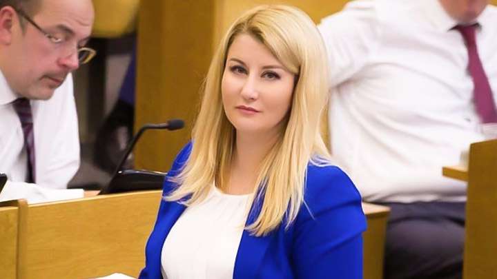 Депутат Госдумы из фракции ЛДПР Елена Строкова поздравляет с Новым годом Фото №1