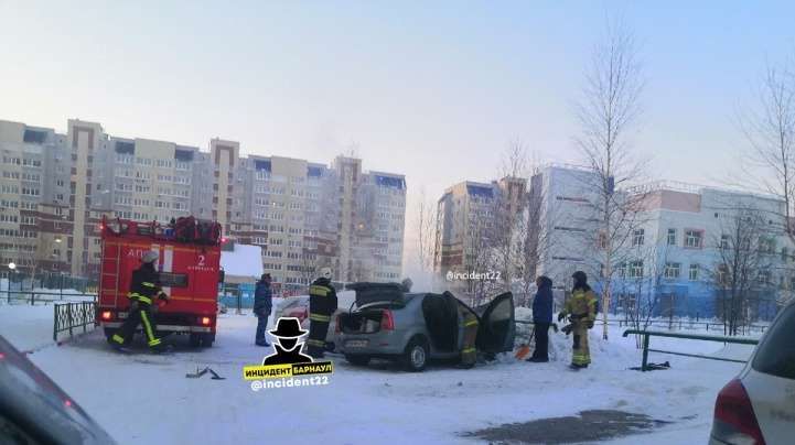 В Барнауле вспыхнул припаркованный автомобиль Фото №1