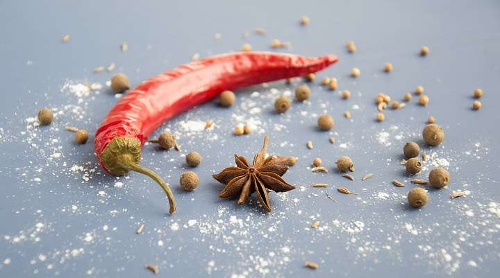 Врачи призвали не лечить потерю вкуса после коронавируса перцем и горчицей Фото №1