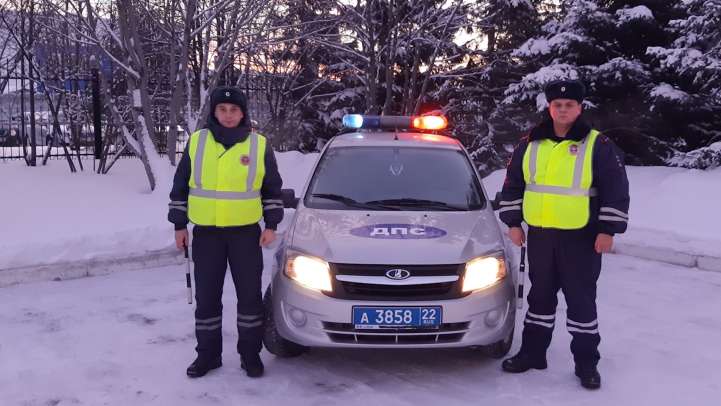 Барнаульские сотрудники ДПС спасли замерзающих в сломанном авто водителей Фото №1