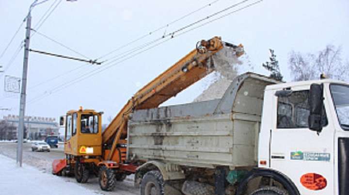 Более 61 тыс. кубометров снега вывезли с улиц Барнаула во время новогодних каникул Фото №1