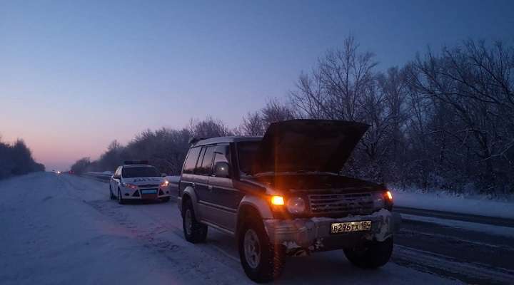 На Алтае сотрудники ГАИ помогают водителям, попавшим в трудную ситуацию Фото №1