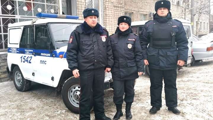 Полицейские спасли 8 человек из горящего дома в Рубцовске Фото №1