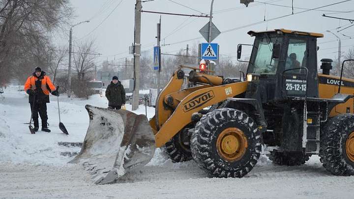 7685 кубометров снега вывезли за ночь с автодорог Барнаула Фото №1