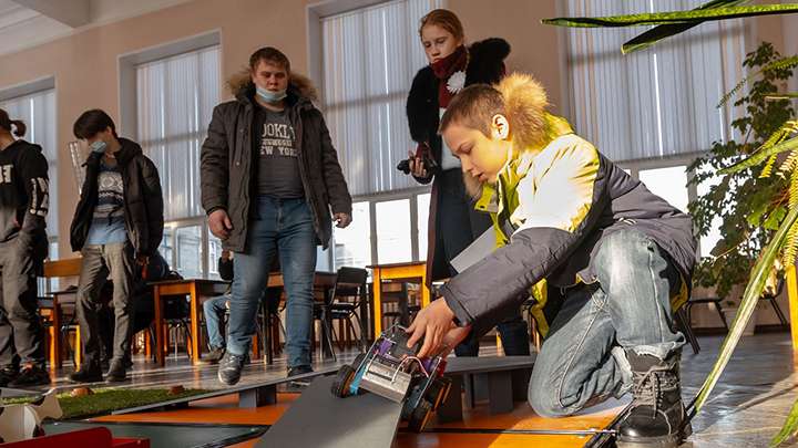 Создать робота. В Барнауле прошли соревнования кванторианцев Фото №1
