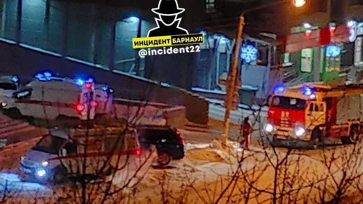 В барнаульской многоэтажке произошел пожар на крыше - очевидцы Фото №1