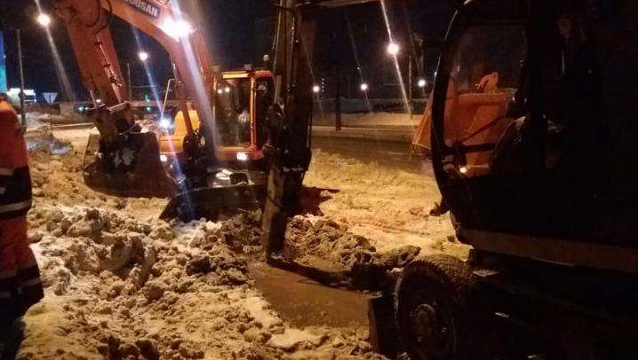 В Барнауле на улице Малахова устраняют повреждение водовода Фото №1