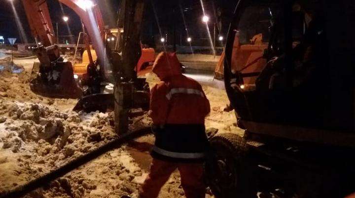 Устранить коммунальную аварию на улице Малахова в Барнауле планируют к утру Фото №1