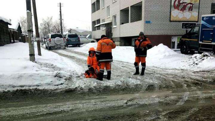 Море разлилось у детсада в Барнауле из-за очередного порыва Фото №1