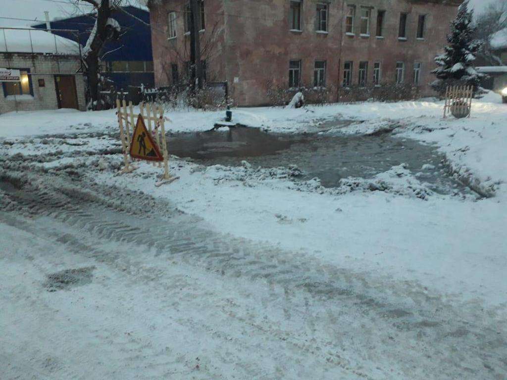 Порыв на чугунном водоводе произошел 22 января в Барнауле Фото №3