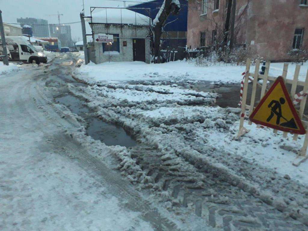 Порыв на чугунном водоводе произошел 22 января в Барнауле Фото №1