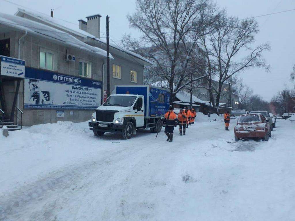 Порыв на чугунном водоводе произошел 22 января в Барнауле Фото №2