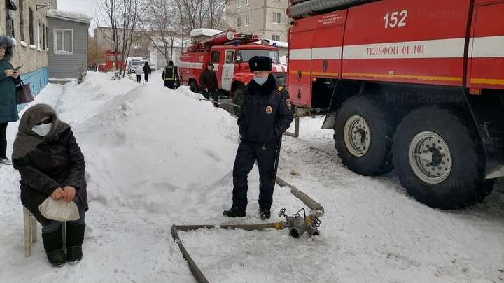Пожарные эвакуировали 38 барнаульцев из-за возгорания в подвале дома Фото №1