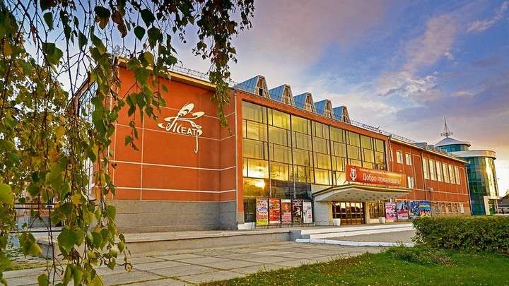 Инженер разбился, упав с 5-метровой высоты в алтайском театре Музкомедии Фото №1