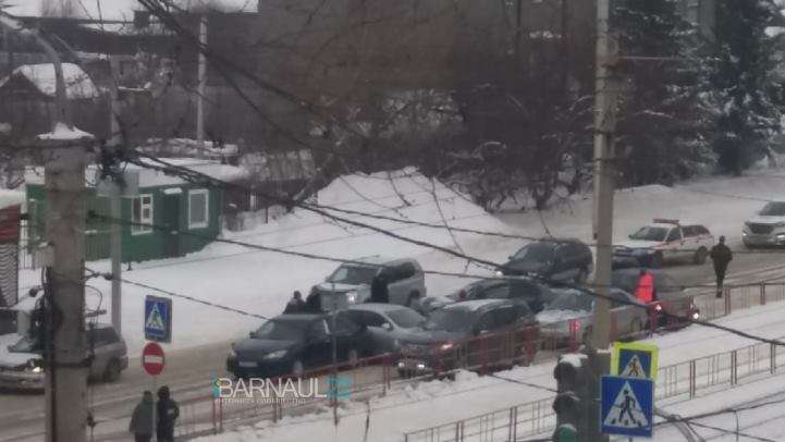 Автопобоище: несколько автомобилей не поделили перекресток в Барнауле Фото №1